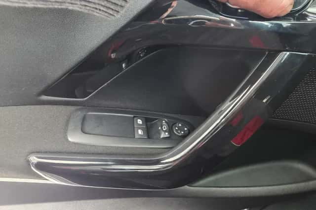 Peugeot 208 (2012) thumbnail 14
