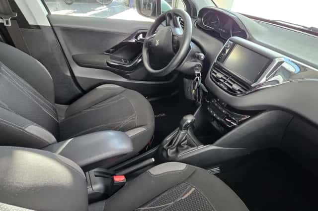 Peugeot 208 (2012) thumbnail 9