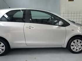 Toyota Yaris (2009) thumbnail 2