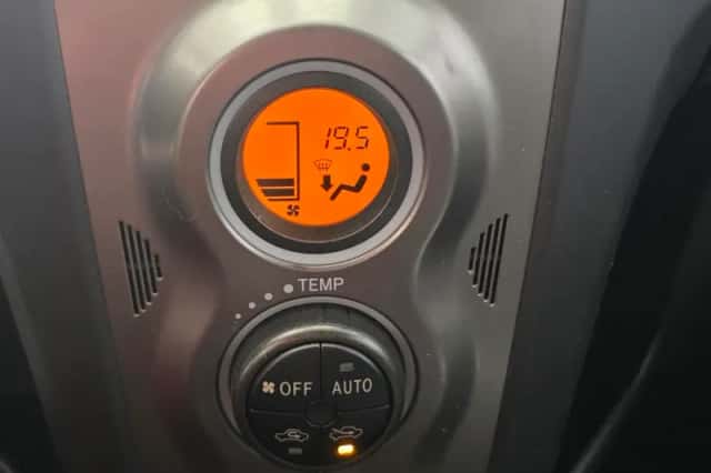 Toyota Yaris (2010) thumbnail 12