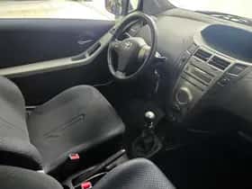 Toyota Yaris (2010) thumbnail 8