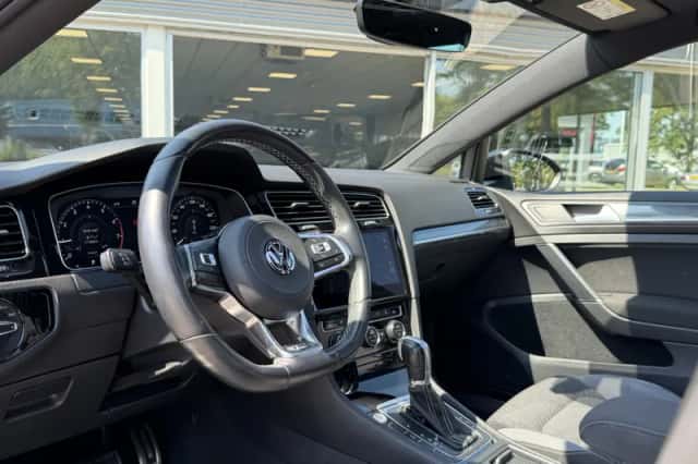 Volkswagen Golf (2017) thumbnail 3