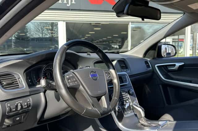 Volvo V60 (2016) thumbnail 3
