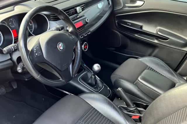 Alfa Romeo Giulietta (2010) thumbnail 11