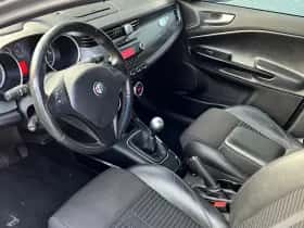 Alfa Romeo Giulietta (2010) thumbnail 11