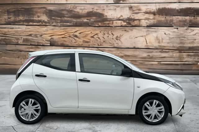 Toyota Aygo (2017) thumbnail 8