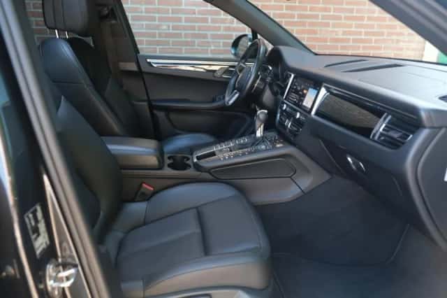 Porsche Macan (2021) thumbnail 4