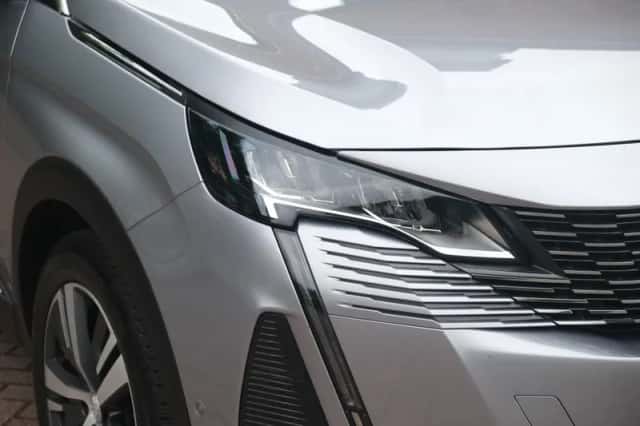 Peugeot 5008 (2023) thumbnail 2