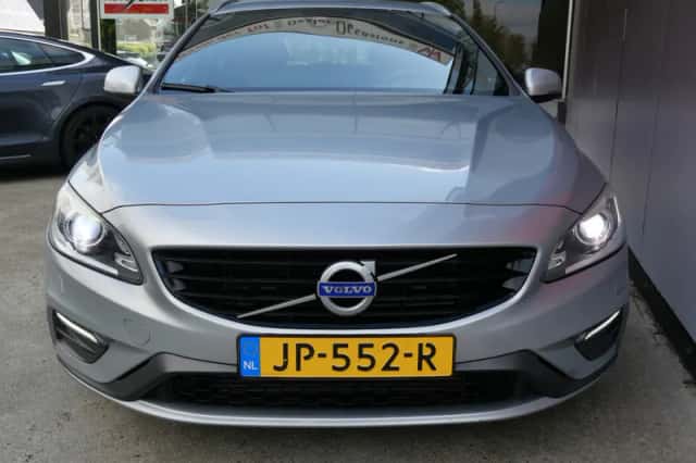 Volvo V60 (2016) thumbnail 5