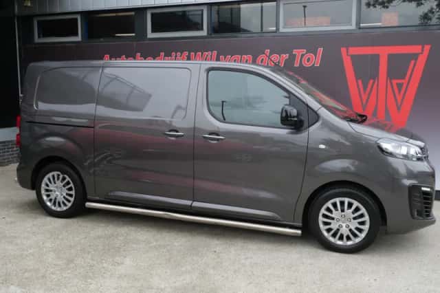 Volkswagen Transporter (2018) thumbnail 2