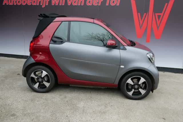 Volkswagen New Beetle (2010) thumbnail 3
