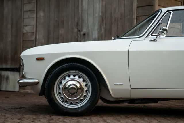 Alfa Romeo GT (1967) thumbnail 18