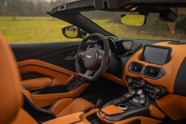 Aston Martin V12 Vantage (2023) thumbnail 37