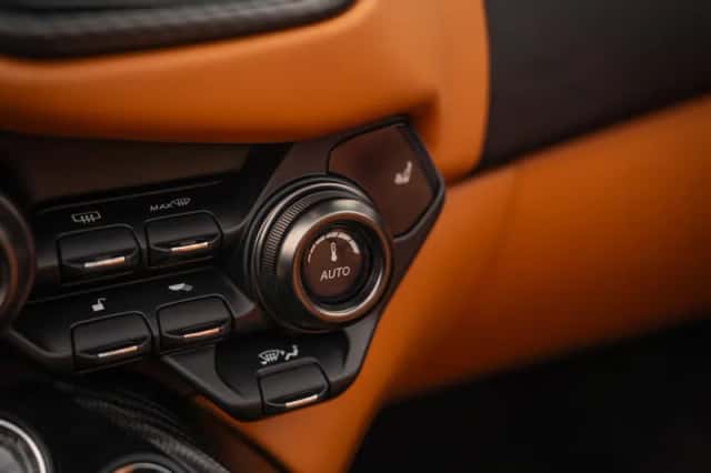 Aston Martin V12 Vantage (2023) thumbnail 50