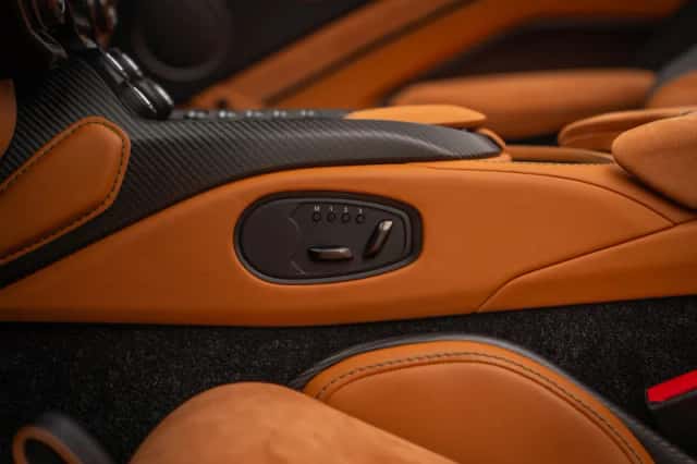 Aston Martin V12 Vantage (2023) thumbnail 51