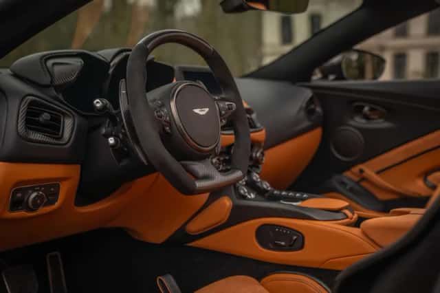 Aston Martin V12 Vantage (2023) thumbnail 7