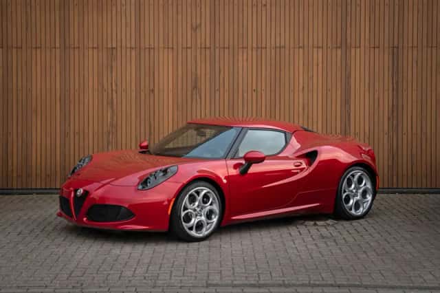 Alfa Romeo 4C (2016) thumbnail 2