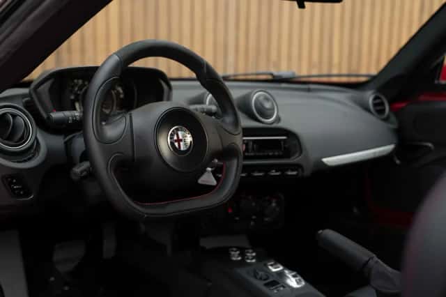 Alfa Romeo 4C (2016) thumbnail 5