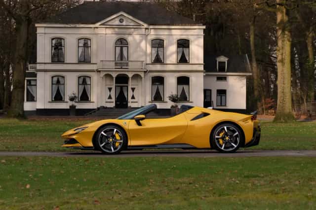 Ferrari SF90 Spider (2023) thumbnail 1