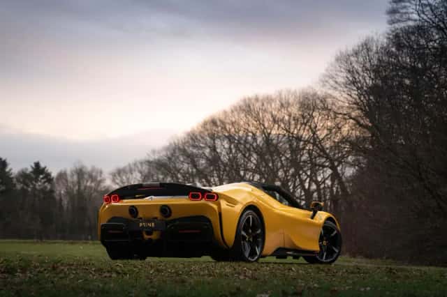 Ferrari SF90 Spider (2023) thumbnail 2