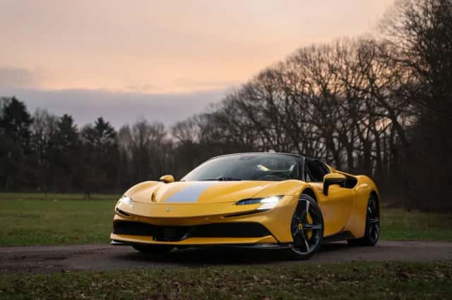 Ferrari SF90 Spider (2023) thumbnail 3