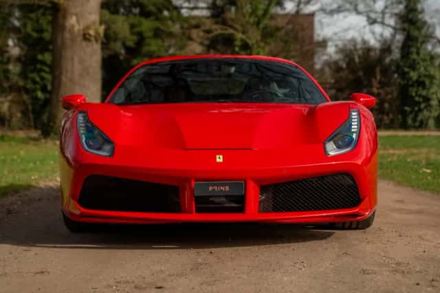 Ferrari 488 (2017) thumbnail 2