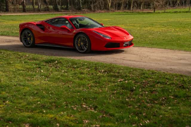 Ferrari 488 (2017) thumbnail 16