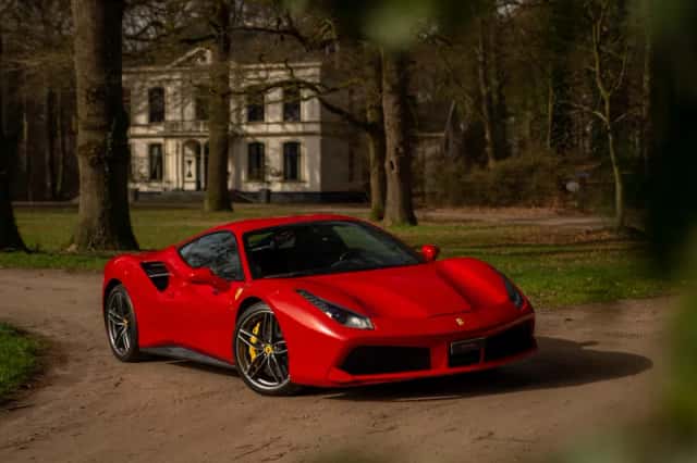 Ferrari 488 (2017) thumbnail 3