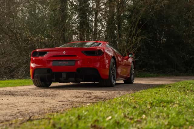 Ferrari 488 (2017) thumbnail 4