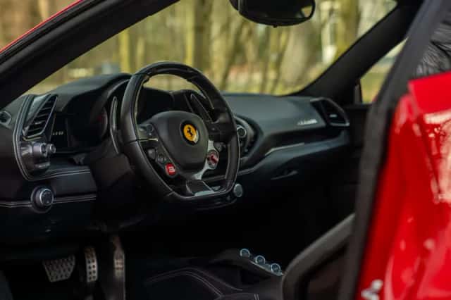 Ferrari 488 (2017) thumbnail 7