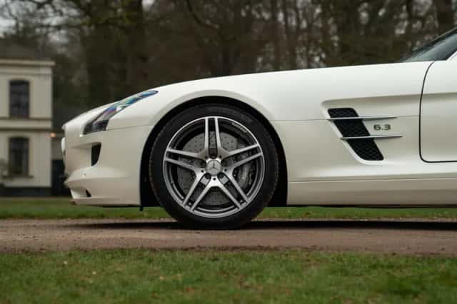 Mercedes-Benz SLS (2010) thumbnail 13