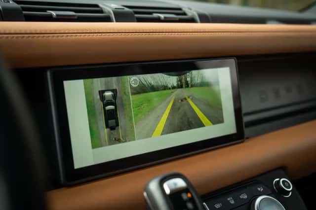 Land Rover Defender (2020) thumbnail 12