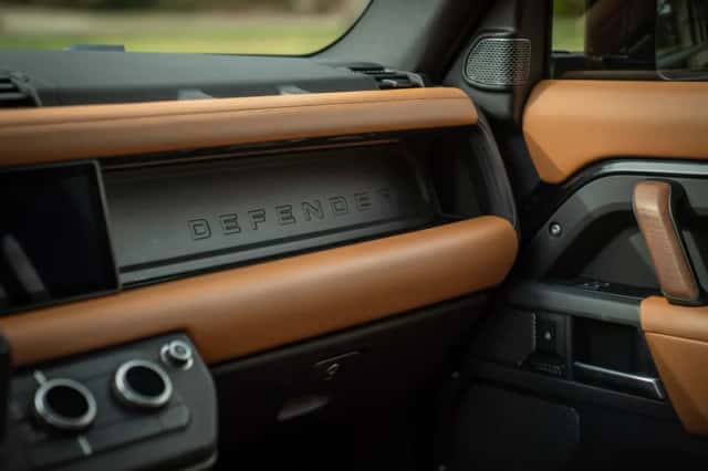 Land Rover Defender (2020) thumbnail 36