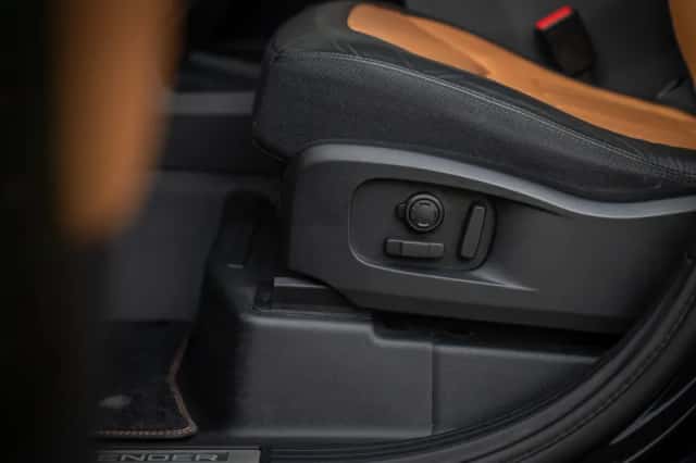 Land Rover Defender (2020) thumbnail 40
