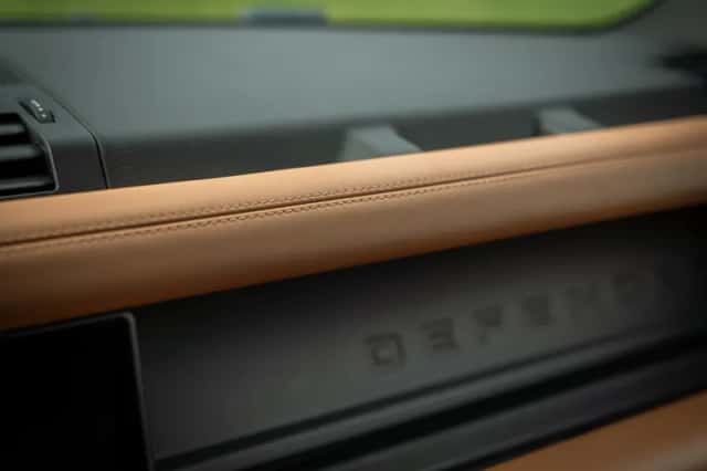 Land Rover Defender (2020) thumbnail 49
