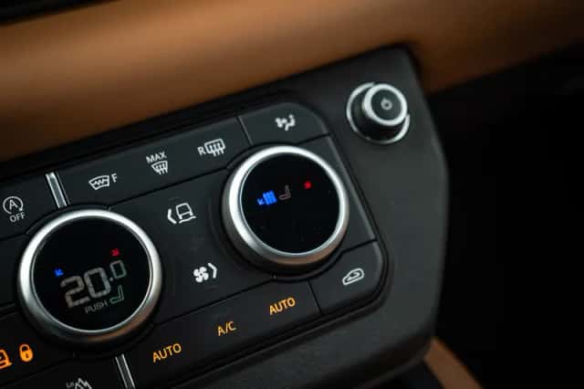 Land Rover Defender (2020) thumbnail 51