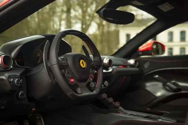 Ferrari F12 (2016) thumbnail 7