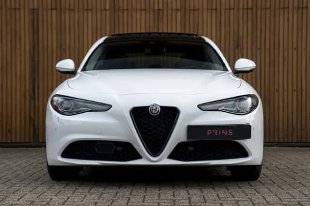Alfa Romeo Giulia (2022) thumbnail 2