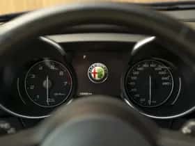 Alfa Romeo Giulia (2021) thumbnail 11