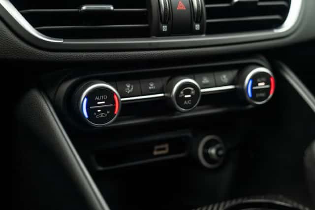 Alfa Romeo Giulia (2024) thumbnail 45