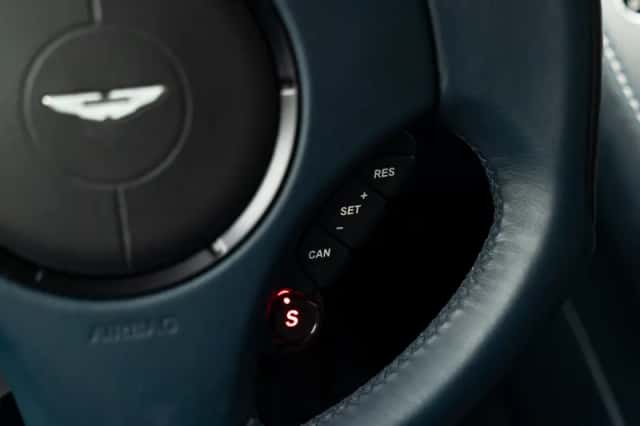 Aston Martin Vanquish (2014) thumbnail 46