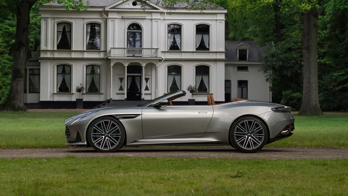 Aston Martin DB12 Volante (2024) — foto 1