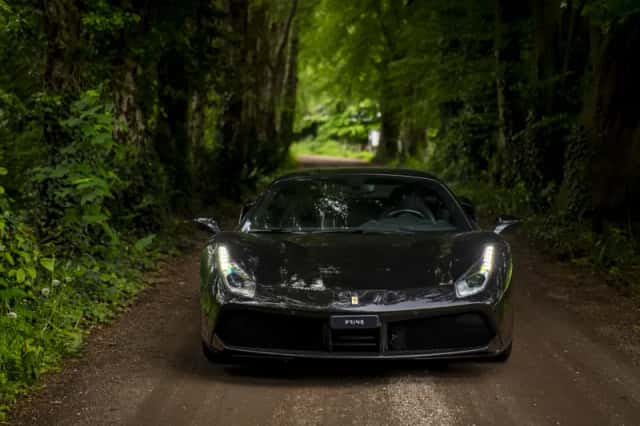 Ferrari 488 (2016) thumbnail 2