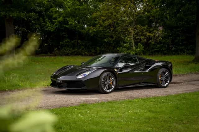 Ferrari 488 (2016) thumbnail 3