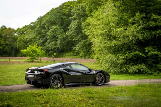 Ferrari 488 (2016) thumbnail 4