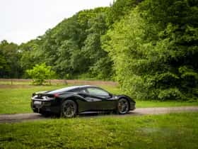 Ferrari 488 (2016) thumbnail 4
