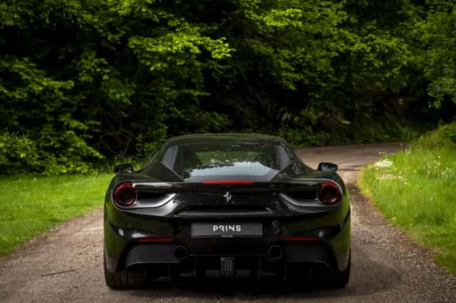 Ferrari 488 (2016) thumbnail 5