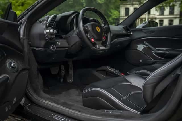 Ferrari 488 (2016) thumbnail 7