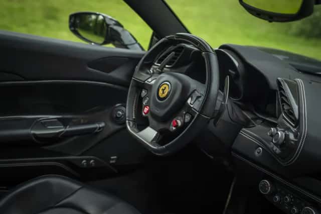 Ferrari 488 (2016) thumbnail 10