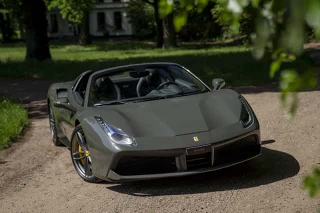 Ferrari 488 (2016) thumbnail 3